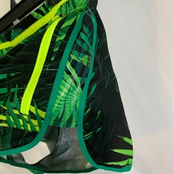 Fabletics woman’s palm shorts. New condition. Size medium. With pockets/zippered - Picture 7 of 8